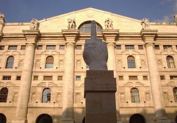 Статуя L.O.V.E.